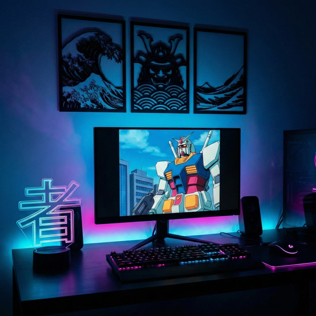 Setup gamer con estética Neo-Tokyo y luces de neón. Destaca una lámpara LED de acrílico y un tríptico de cuadros calados en MDF con arte de anime y samurái