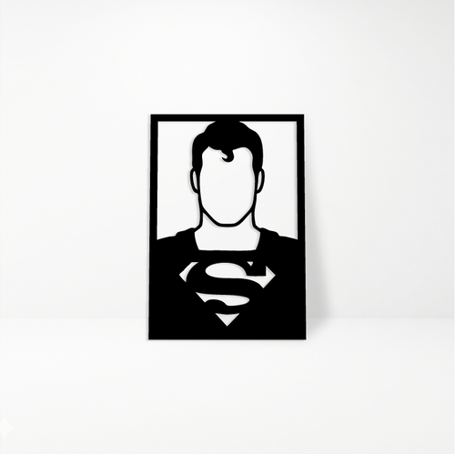 Vista lateral de cuadro decorativo del héroe de acero en madera MDF, mostrando el acabado mate y profundidad del calado.