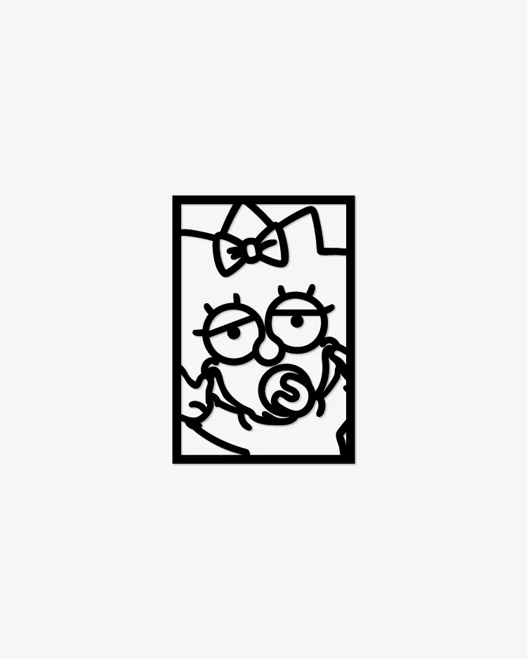 Cuadro decorativo de la silueta de Maggie Simpson con su característico chupón, fabricado en madera MDF negra con acabado mate, ideal para decoración de habitaciones y espacios creativos.