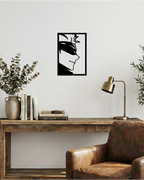 Decoración de oficina con estilo industrial, cuadro calado en madera negra de diseño sobrio inspirado en el hechicero del infinito.