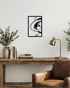 Decoración de oficina con estilo industrial, cuadro calado en madera negra de diseño sobrio inspirado en piratas.