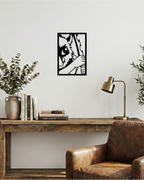 Decoración de oficina con estilo industrial, cuadro calado en madera negra de diseño sobrio inspirado en guerreros.