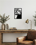 Decoración de oficina con estilo industrial, cuadro calado en madera negra de diseño mate