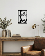 Decoración de oficina con estilo industrial, cuadro calado en madera negra de diseño icónico con toque de humor.