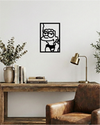 Decoración de oficina con estilo industrial, cuadro calado en madera negra de diseño icónico y sobrio para estudio.