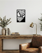 Decoración de oficina con estilo industrial, cuadro calado en madera negra de diseño sobrio inspirado en el arácnido.