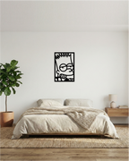 Cuadro decorativo calado instalado en dormitorio juvenil, diseño de joven en MDF con toque artístico.