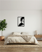 Cuadro decorativo calado instalado en dormitorio moderno, diseño de héroe de la aventura en MDF negro con toque artístico.