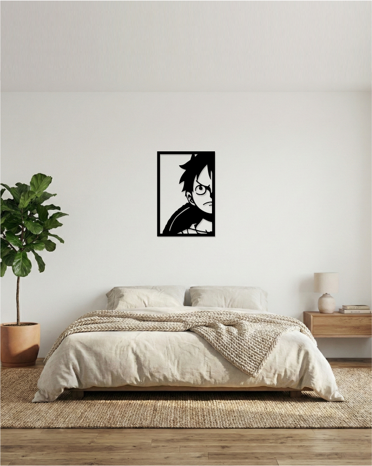 Cuadro decorativo calado instalado en dormitorio moderno, diseño de héroe de la aventura en MDF negro con toque artístico.