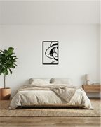 Cuadro decorativo calado instalado en dormitorio moderno, diseño de héroe de la aventura en MDF negro mate.