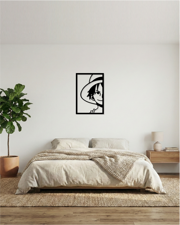 Cuadro decorativo calado instalado en dormitorio moderno, diseño de héroe de la aventura en MDF negro mate.