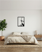 Cuadro decorativo calado instalado en dormitorio juvenil, diseño de héroe calvo en MDF negro con toque artístico.