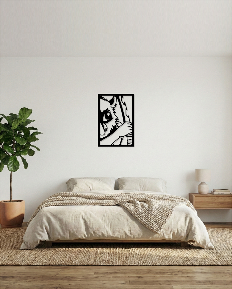 Cuadro decorativo calado instalado en dormitorio moderno, diseño de guerrero dual en MDF negro con toque artístico.