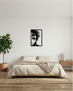 Cuadro decorativo calado instalado en dormitorio juvenil, diseño de guerrero solar en MDF negro mate.