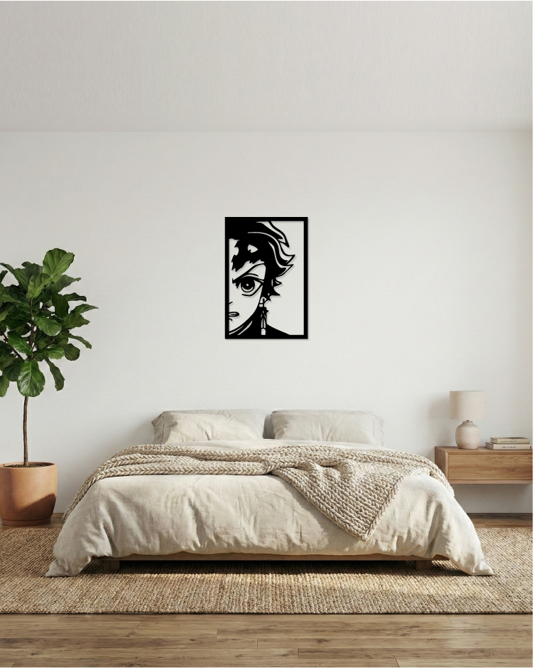 Cuadro decorativo calado instalado en dormitorio juvenil, diseño de guerrero solar en MDF negro mate.