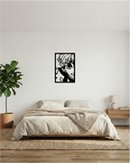 Cuadro decorativo calado instalado en dormitorio juvenil, diseño de guerrero del trueno en MDF negro con toque artístico.