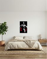 Cuadro decorativo calado instalado en dormitorio moderno, diseño de héroe calvo en MDF aportando un toque artístico.