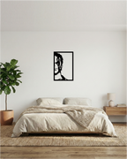 Cuadro decorativo calado instalado en dormitorio moderno, diseño de guerrero legendario en MDF negro con un toque artístico.